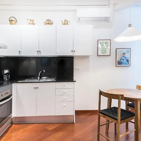 Modernist In The Location Apartment