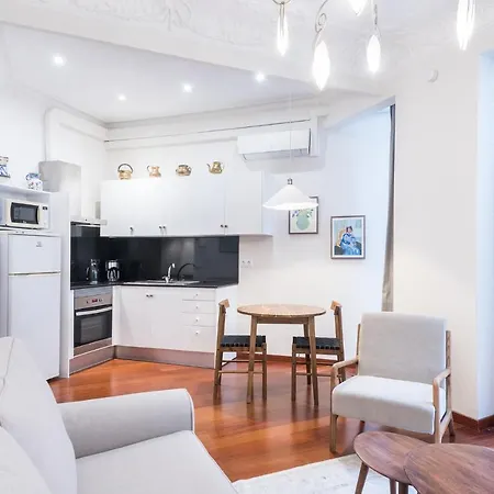 Modernist In The Location Apartment *
