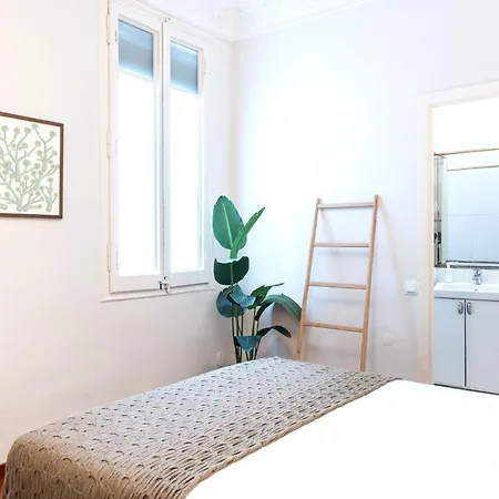 Modernist In The Location Apartment