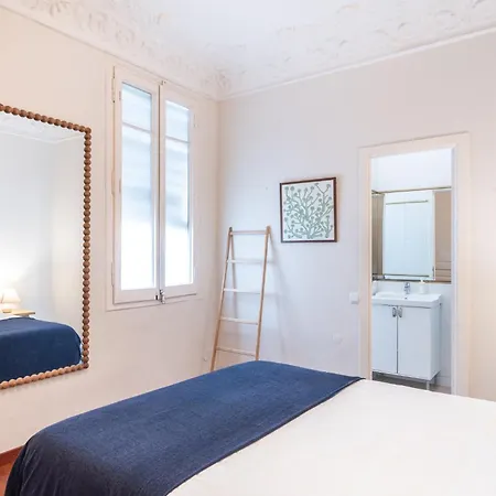 Modernist In The Location, Eixample