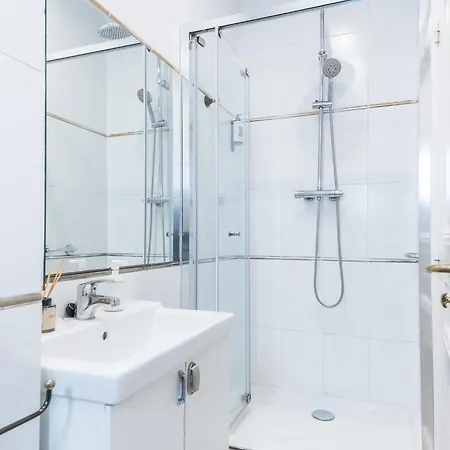 Modernist In The Location, Eixample