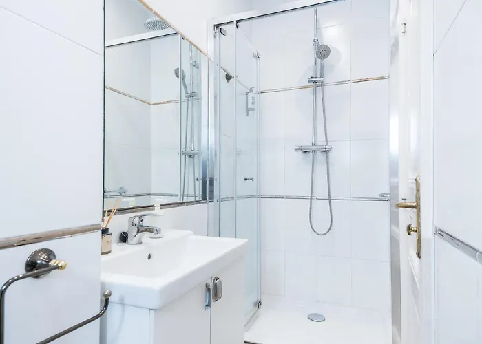 Modernist In The Location, Eixample